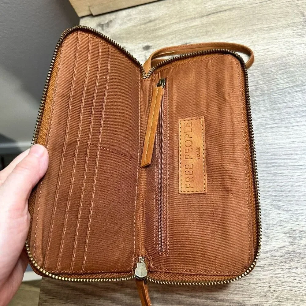 Free People Women’s Tan Brown Vegan Leather Zip Wallet New NWT
